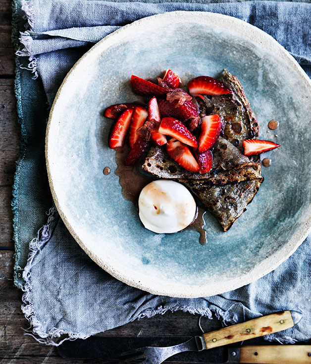 Rose jam with strawberries and buckwheat crêpes